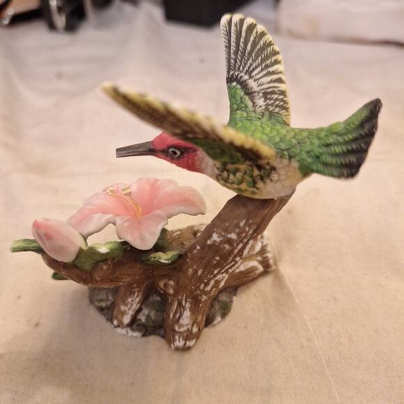 Lovely Vintage Bisque Porcelain Hummingbird Figurine HAND PAINTED🌷 - Picture 3 of 5